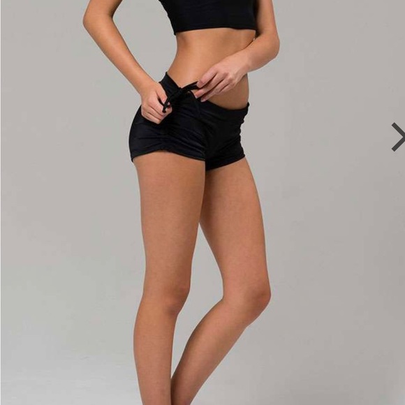 Pink hot yoga shorts - Picture 3 of 3